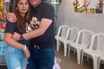 La mujer fue encontrada ensangrentada en el asiento del conductor. La pareja tenía un hijo de dos años.