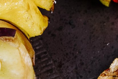 pescado al horno acompañado de arroz y ensalada es una buena opción.