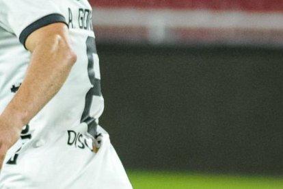 Sebastián González y Ángel González en el festejo del empate de Liga de Quito.