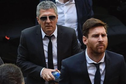 Lionel Messi junto a su padre, Jorge (i), tras salir de una audiencia en España.