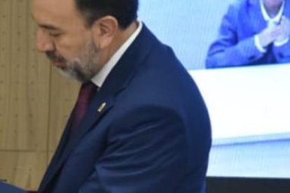 Santiago Guarderas entrega el bastón de mando de la ciudad a Pabel Muñoz, nuevo alcalde de Quito