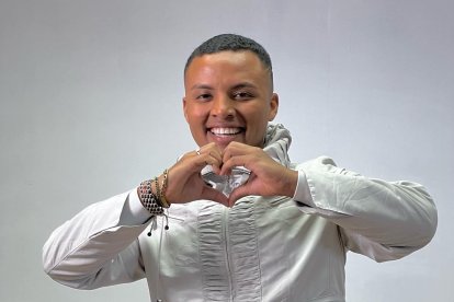 El joven quiere  viajar a otros países para mostrar su proyecto.