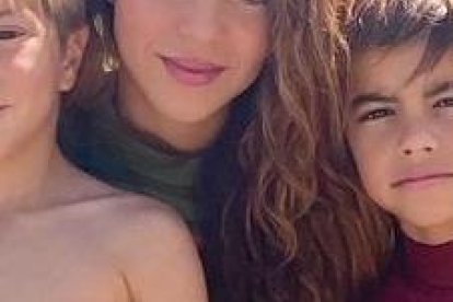 La cantante colombiana con sus hijos.