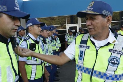 Figura. El general Luis Lalama y personal de la ATM.