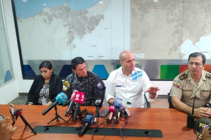 Agustín Intriago (de blanco), alcalde de Manta, durante una rueda de prensa con otras autoridades.