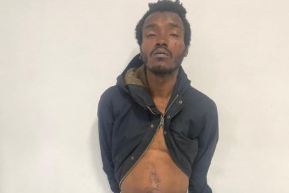 El sujeto, según la Policía, estaba bajo los efectos de alguna sustancia.