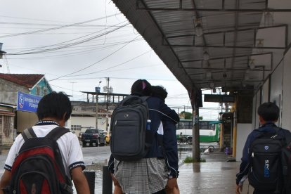 Estudiantes fueron regresados a sus casas debido a una inundación en institución de Machala.