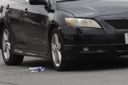 El vehículo en el que se movilizaba el ciudadano asesinado en la avenida Francisco de Orellana quedó con orificios provocados por los proyectiles de armas.