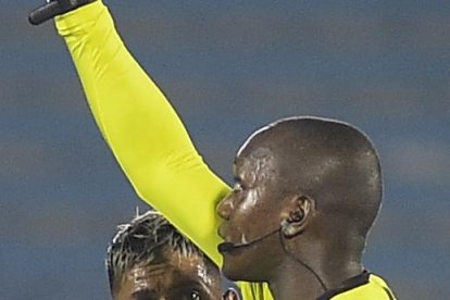 El arquero de Independiente del Valle Moisés Ramírez recibe amonestación de tarjeta roja durante el partido por la fase de grupos de la Copa Libertadores entre el Liverpool FC de Uruguay y el Independiente del Valle, en el Estadio Centenario en Montevideo (Uruguay). EFE/ Gastón Britos