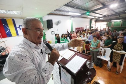 Jhonny Constante en plena actividad pastoral de la iglesia Misionera Azriel, al norte de Guayaquil.