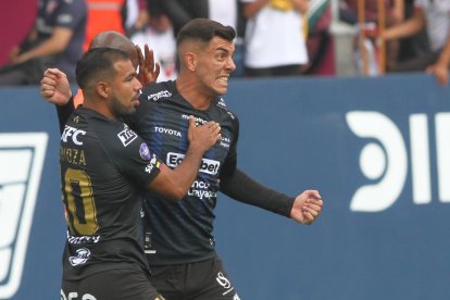 Festejo a lo grande Juniors Sornoza y el goleador Michael Hoyos e Independiente del Valle celebra,.
