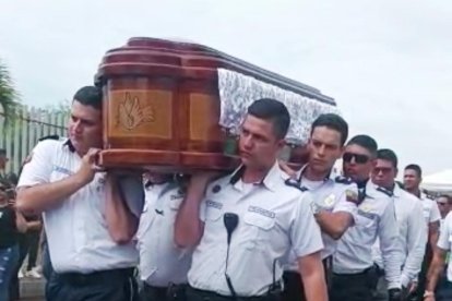 Sus colegas cargaron su féretro. Así le rindieron honores y despidieron a Brallan.