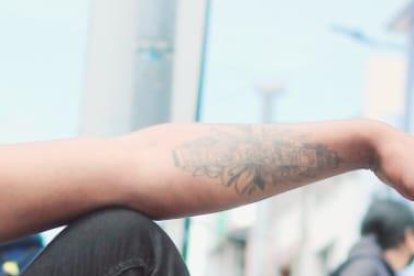 El ibarreño también se dedica a hacer edición multimedia y es corista de artistas.