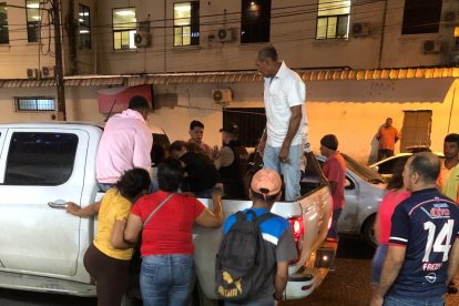 Los parientes fueron con el cuerpo a unas dependencias de salud.