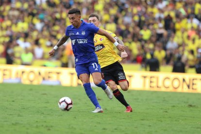Joao Rojas marcó un doblete en el triunfo 3-1 de Emelec ante Barcelona.
