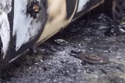 Junto a los cuerpos en llamas estaba un vehículo tipo camioneta, también incinerado.