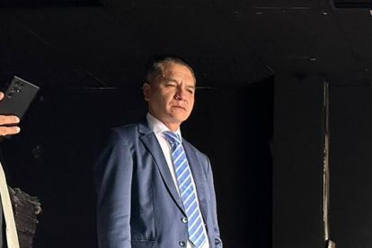 Wilman Terán, presidente del Consejo de la Judicatura, atestiguó los daños por el incendio en una unidad judicial de Esmeraldas.