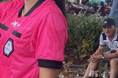 La árbitro Leslie Pilozo en plena acción en el estadio de Nueva Unión.