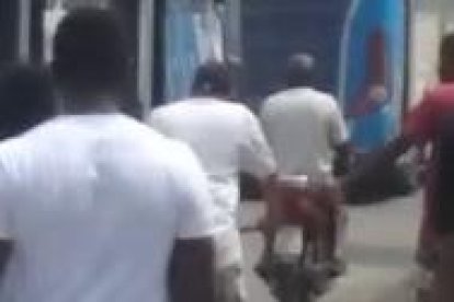 Momento en que el féretro era trasladado a un camposanto en medio de una caravana de carros y motos.