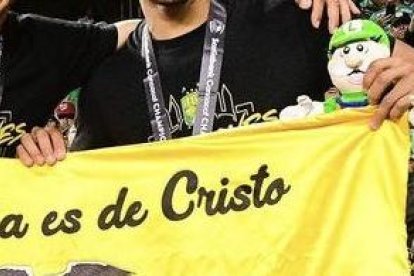 La Gloria es de Cristo decía una frase en la bandera de Ángel Mena y Byron Castillo.