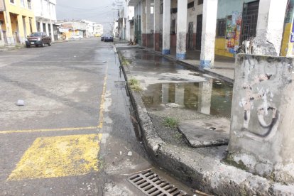 Paramédicos llegaron al sitio para retirar al herido y llevarlo a un centro médico.