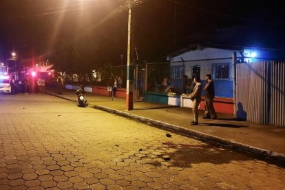 Vecinos, alarmados por la balacera, salieron a la calle y se toparon con la tragedia.