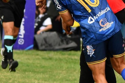 César Farías (rojo) golpeó al argentino Brian Oyola, quien se acercó a reclamarle por antes haber agredido a un compañero.