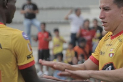 Alegría. Barcelona volvió a ganar ayer en la penúltima fecha de la primera etapa LigaPro. Janner Corozo (i), Fernando Gaibor y Damián Díaz, que hizo el penal, durante el festejo en el estadio Chucho Benítez.