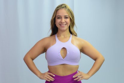 Con abertura.Este atrevido escote fue viral entre las famosas y expertas en moda. Lo utilizan para su día a día.