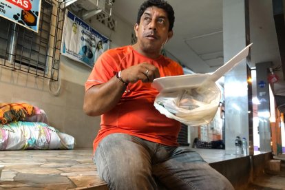 EXTRA registró como fue una noche y madrugada de Gilber Barbera, mientras su mamá permanece internada.