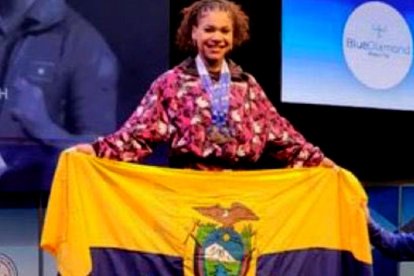 Angie Palacios y su felicidad en el podio tras ganar tres medallas de oro en Cuba.