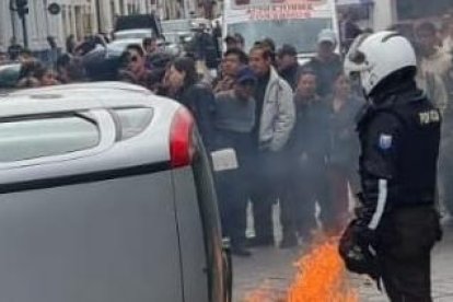 Ciudadanos viraron un auto en el que se movilizaban presuntos delincuentes en Cuenca.