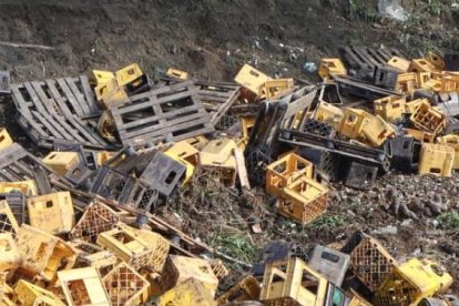 Varias jabas cayeron de un vehículo en la vía a Daule este sábado 17 de junio.