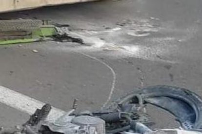 La moto quedó destrozada en la vía.