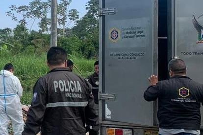 Los cadáveres fueron encontrados apilados en medio de la basura.