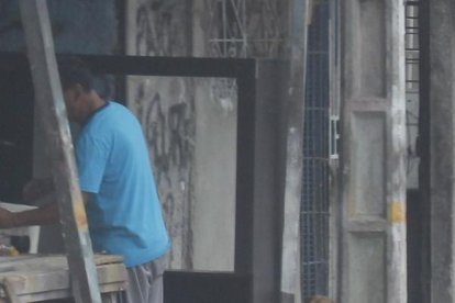 Este jueves, en  el domicilio en el que se produjo el crimen, alistaban lo necesario para el velorio.