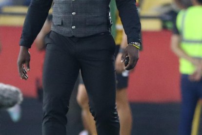 Segundo Castillo vestido como muñeco dirigiendo a Barcelona ante Cerro Porteño.