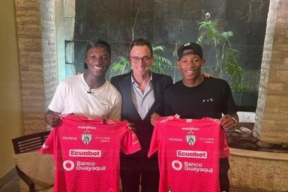 Moisés Caicedo (i) y Gonzalo Plata (d), junto a Michel Deller, presidente de Independiente del Valle, equipo donde ambos tuvieron sus inicios.
