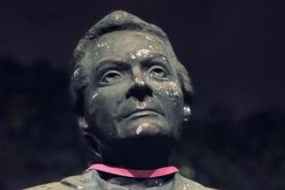 Algunos de los monumentos que aparecieron con los collares rosa