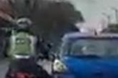 Captura de pantalla del momento en que el agente de ATM empuja al vehículo