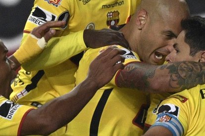 deede



p12 a dar otra clase Ecuador's Barcelona defender Jefferson Mena (R) celebrates with teammates forward Ariel Nahuelpan (C) and midfielder Erick Castillo after scoring against Argentina's Estudiantes de La Plata during the Copa Libertadores group 1 football match at Ciudad de La Plata stadium in La Plata, Buenos Aires on April 11, 2017. / AFP / JUAN MABROMATA FBL-LIBERTADORES-ESTUDIANTES-BARCELONA FBL-LIBERTADORES-ESTUDIANTES-BARCELONA.