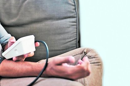 Disminuye el consumo de sal, y mantén una dieta rica en frutas y verduras, para evitar la enfermedad.