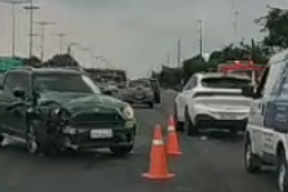 Uno de los autos implicados en el choque, en plena av. Samborondón.