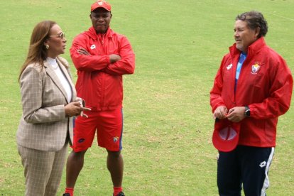 Lucía Vallecilla (i), presidenta de El Nacional, ratificó la postura del club sobre la salida del volante.