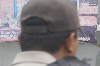 Este lunes 17 de julio, allegados y conocidos de un hombre asesinado en la ciudadela Oramas González estaban consternados por su deceso.