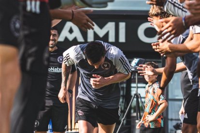 Con el tradicional túnel, así recibieron a Lionel Messi en el Inter de Miami de Estados Unidos.