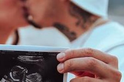 La pareja de influencers dio a conocer la noticia en sus redes sociales.