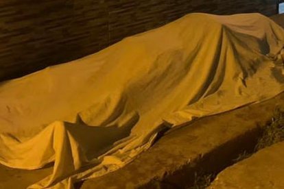 El cadáver quedó tirado cerca del parqueadero del centro de estudios superiores.