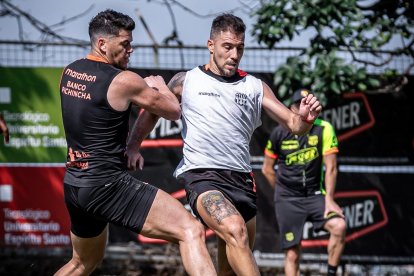 Carlos Rodríguez y Jonathan Bauman en el entrenamiento después de la eliminación de Copa Sudamericana.