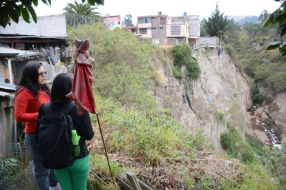 En las casas de alto riesgo se colocaron banderas rojas. Algunas estructuras ya están en el aire.